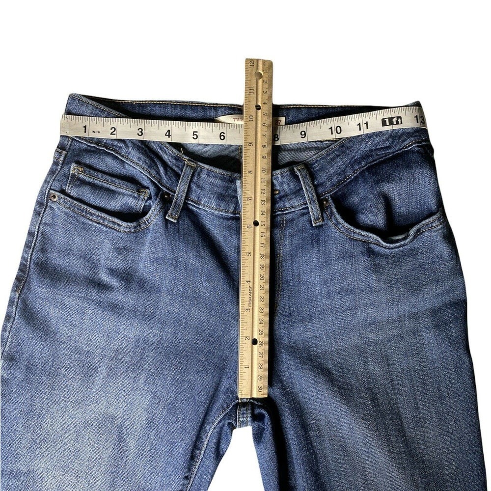 LEVIS 711 Women Midrise Skinny Jeans Sz 27 Light Wash Distressed Raw Hem Ankle - Picture 6 of 7